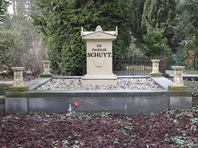 902971 Afbeelding van het graf van de familie Schuyt op de 1e Algemene Begraafplaats Soestbergen (Gansstraat) te Utrecht.